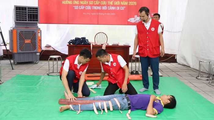 Hoạt động trang bị kỹ năng sơ cấp cứu, ứng phó với tai nạn, thương tích tại chương trình. (Ảnh: Hội Chữ thập đỏ Việt Nam)