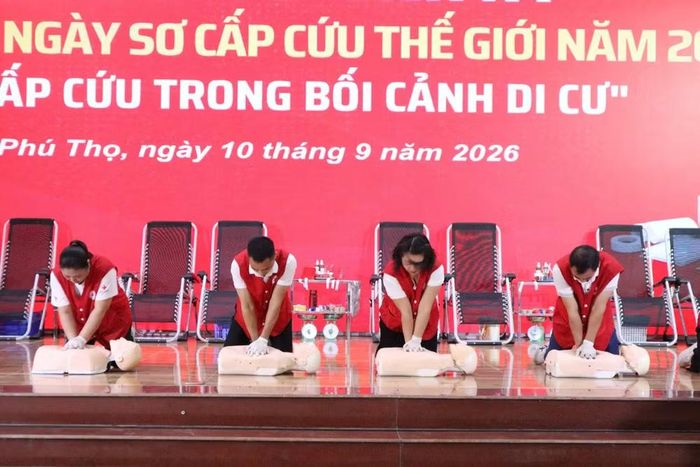 Điểm nhấn của chương trình tại Phú Thọ là thao diễn kỹ thuật hồi sinh tim phổi và Ngày hội thực hành kỹ năng sơ cấp cứu theo mô hình 5 trạm trải nghiệm. (Ảnh: Hội Chữ thập đỏ Việt Nam)