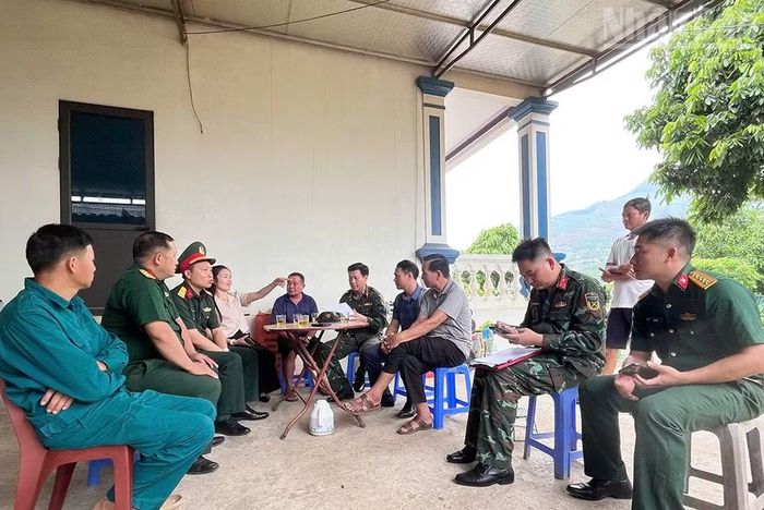 Tổ công tác phối hợp các cơ quan, đơn vị liên quan củng cố, hoàn thiện hồ sơ. (Ảnh: THÙY DƯƠNG)