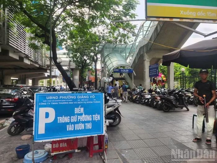 Điểm trông giữ xe miễn phí ngay tại ga metro Cầu Giấy trước cổng công viên Thủ Lệ.