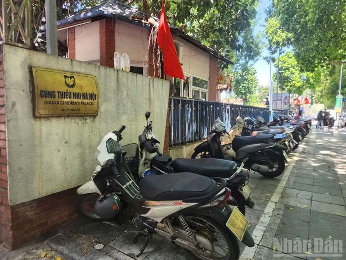 Điểm trông giữ xe miễn phí theo đúng chủ trương của thành phố Hà Nội dịp Quốc khánh 2/9, tạo điều kiện vui chơi cho người dân trong nghỉ lễ.