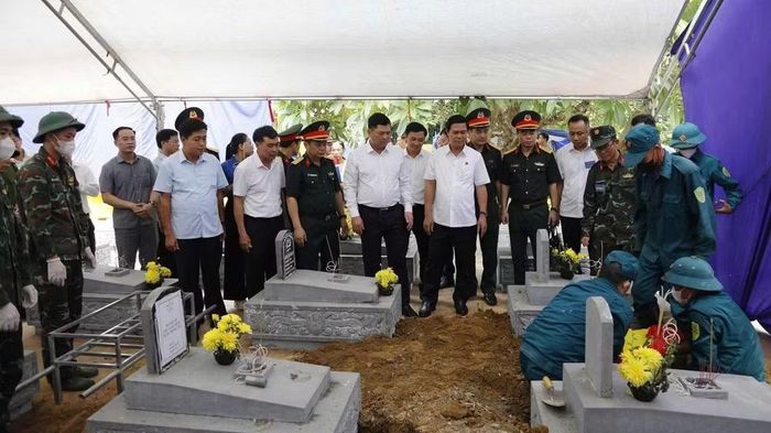 Đoàn công tác kiểm tra thực địa việc lấy mẫu hài cốt liệt sĩ chưa xác định được thông tin tại Nghĩa trang liệt sĩ Đông Lỗ, xã Hiệp Hòa. (Ảnh: V.H)