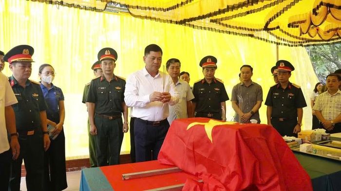 Đồng chí Bí thư Tỉnh ủy Bắc Ninh Nguyễn Hồng Thái và Đoàn công tác thắp hương viếng hài cốt liệt sĩ trước khi lấy mẫu ADN. (Ảnh: V.H)