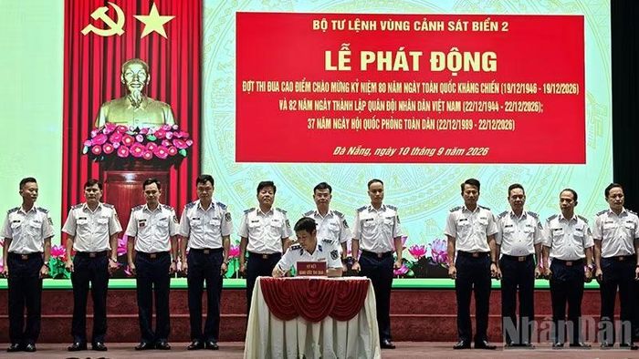 Các cơ quan, đơn vị ký giao ước thi đua. (Ảnh: CẢNH SÁT BIỂN)