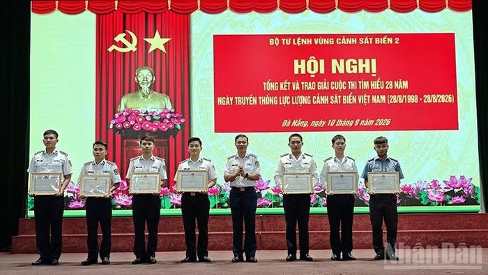 Thủ trưởng Vùng Cảnh sát biển 2 trao giải cho các tập thể, cá nhân trong cuộc thi tìm hiểu 28 năm ngày truyền thống Lực lượng Cảnh sát biển Việt Nam. (Ảnh: CẢNH SÁT BIỂN)
