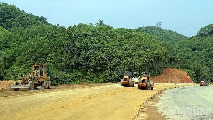 Tranh thủ thời tiết thuận lợi, Công ty trách nhiệm hữu hạn Hiệp Phú huy động máy móc triển khai đắp nền đường quy mô bốn làn xe đoạn từ km0 đến km3 thuộc địa bàn tỉnh Hà Giang cũ. (Ảnh: Đơn vị thi công cung cấp)