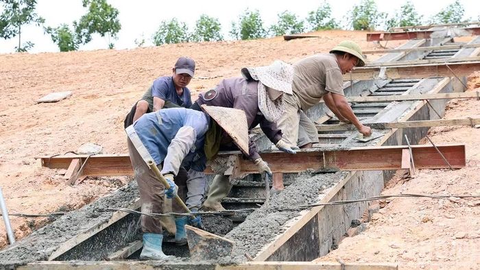 Thiếu hụt nhân công đang là một trong những khó khăn lớn của một số đơn vị thi công. (Ảnh: Đức Thắng)