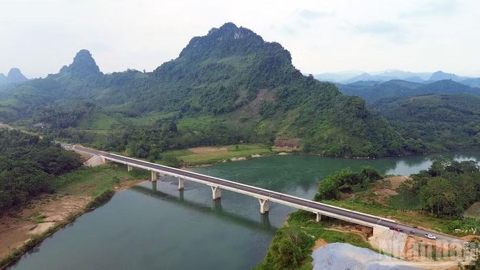 Cầu Vĩnh Tuy tại lý trình km77 do liên danh Công ty cổ phần Tập đoàn Đèo Cả và Cầu 75 thi công đã hoàn thành các hạng mục. (Ảnh: Đức Thắng)