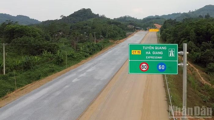 Hệ thống biển báo trên tuyến đã được lắp đặt. (Ảnh: Đức Thắng)