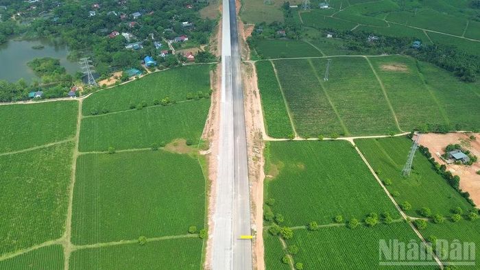 Khi tuyến đường được hoàn thành sẽ góp phần tăng cường liên kết vùng, tạo thêm động lực thúc đẩy phát triển kinh tế-xã hội, nâng cao đời sống nhân dân. (Ảnh: Đức Thắng)