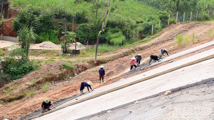 Công nhân Công ty trách nhiệm hữu hạn xây dựng Tự Lập thi công mái taluy âm tại km59+380 thuộc gói thầu số 22. (Ảnh: Đức Thắng)