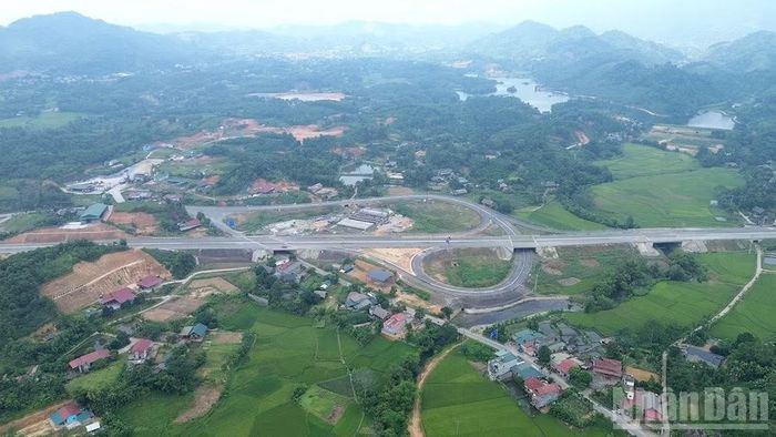 Nút giao Bắc Quang, Quốc lộ 279 đã được hoàn thiện. (Ảnh: Đức Thắng)