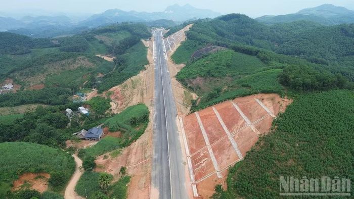 Cao tốc Tuyên Quang-Hà Giang quy mô bốn làn xe đang được hoàn thiện. (Ảnh: Đức Thắng)