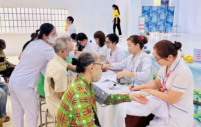 Phát triển mạng lưới y tế cơ sở giúp người dân tiếp cận thuận lợi hơn với các dịch vụ chăm sóc sức khỏe.(Ảnh: VL)