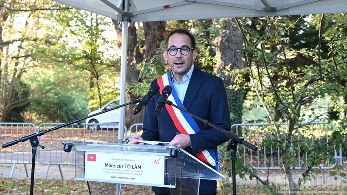 Đại diện chính quyền thành phố Montreuil, Thị trưởng Patrice Bessac phát biểu tại buổi lễ.
