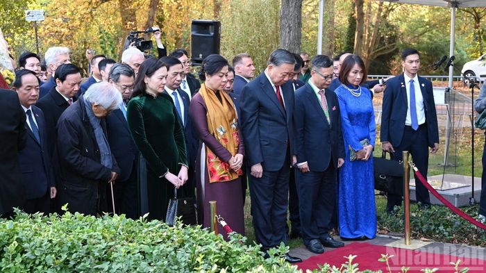 Tổng Bí thư, Chủ tịch nước Tô Lâm cùng Phu nhân và Đoàn đại biểu cấp cao Việt Nam dành một phút tưởng niệm Chủ tịch Hồ Chí Minh, vị lãnh tụ kính yêu của dân tộc Việt Nam.
