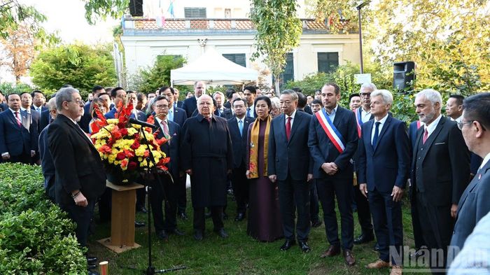 Tổng Bí thư, Chủ tịch nước Tô Lâm cùng Phu nhân và Đoàn đại biểu cấp cao Việt Nam dâng hoa tại Tượng Chủ tịch Hồ Chí Minh trong Công viên Montreau, thành phố Montreuil.