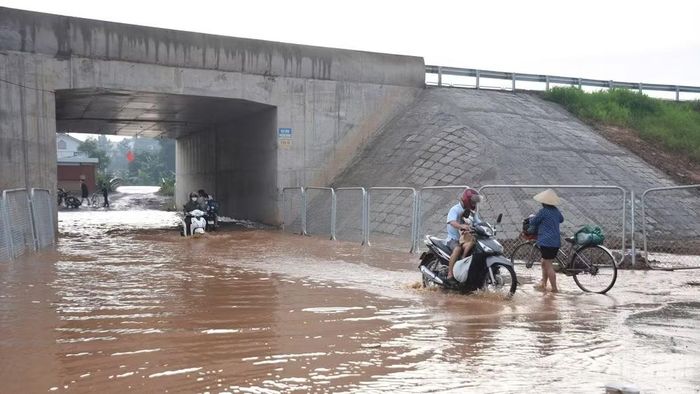 Hầm chui qua cao tốc Biên Hòa-Vũng Tàu ngập. (Ảnh: THIÊN VƯƠNG)