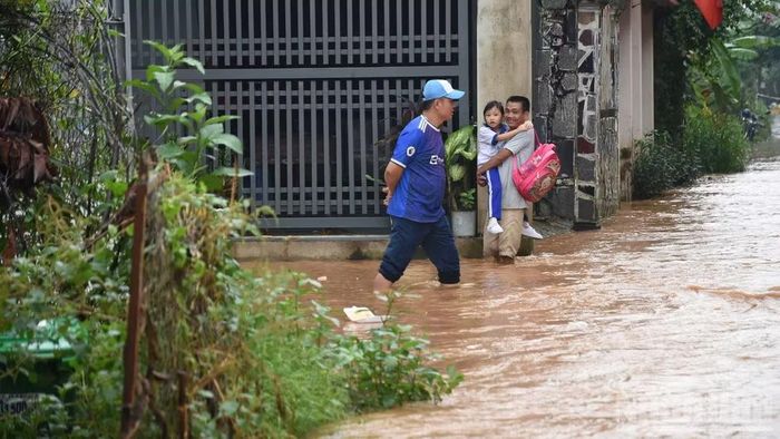 Nước sông Buông dâng cao gây ngập khiến cuộc sống của nhiều người dân phường Phước Tân bị đảo lộn.(Ảnh: THIÊN VƯƠNG)