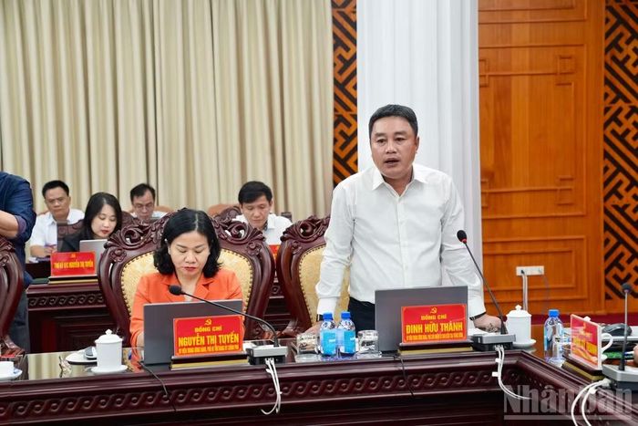 Đồng chí Đinh Hữu Thành, Ủy viên Trung ương Đảng, Phó Chủ nhiệm Ủy ban Kiểm tra Trung ương, Phó Trưởng đoàn, phát biểu tại hội nghị. (Ảnh: QUỐC ĐẠT)