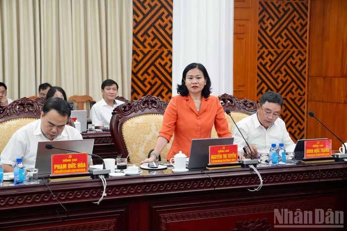 Đồng chí Nguyễn Thị Tuyến, Ủy viên Trung ương Đảng, Phó Bí thư Đảng ủy Chính phủ, Phó Trưởng Đoàn phát biểu tại hội nghị. (Ảnh: QUỐC ĐẠT)