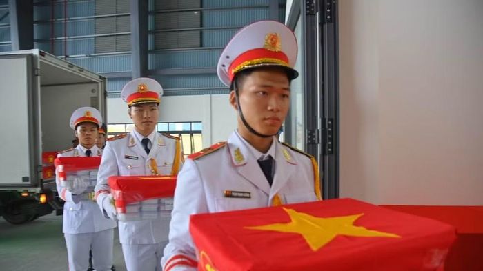 Quang cảnh bàn giao tại ga quân sự, Cảng hàng không quốc tế Tân Sơn Nhất. (Ảnh: VĂN CHUNG)