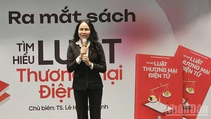 Tiến sĩ Lê Hoàng Oanh giới thiệu cuốn sách “Tìm hiểu Luật Thương mại điện tử”. (Ảnh: BCT cung cấp)
