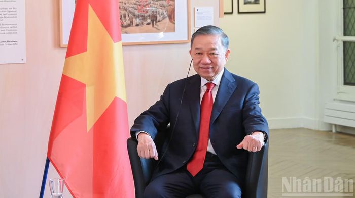Tổng Bí thư, Chủ tịch nước Tô Lâm bày tỏ vui mừng gặp lại Bí thư toàn quốc Đảng Cộng sản Pháp Fabien Roussel, chúc mừng thành công Đại hội lần thứ 40 của Đảng Cộng sản Pháp và đồng chí Fabien Roussel tiếp tục được tín nhiệm giữ cương vị Bí thư toàn quốc.