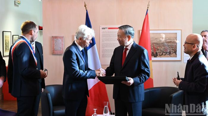 Bí thư toàn quốc Đảng Cộng sản Pháp Fabien Roussel trao món quà lưu niệm tặng Tổng Bí thư, Chủ tịch nước Tô Lâm.