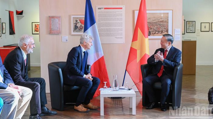Tổng Bí thư, Chủ tịch nước Tô Lâm và Bí thư toàn quốc Đảng Cộng sản Pháp Fabien Roussel trao đổi thân tình.