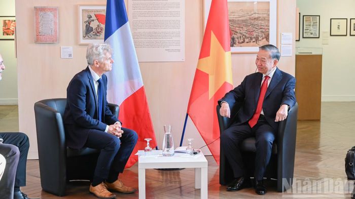 Tổng Bí thư, Chủ tịch nước Tô Lâm gặp Bí thư toàn quốc Đảng Cộng sản Pháp Fabien Roussel tại thành phố Montreuil.