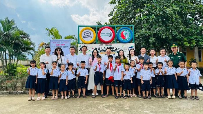 Đại biểu chụp ảnh lưu niệm cùng đại diện thầy và trò Trường tiểu học Trung Hóa. (Ảnh: ANH TÚ)