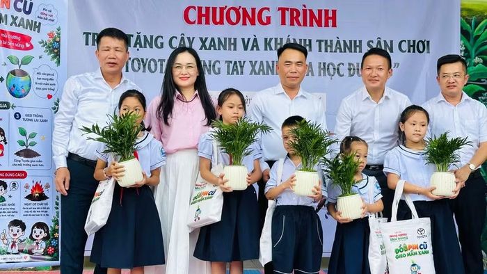 Các đại biểu tặng cây cho học sinh. (Ảnh: ANH TÚ)