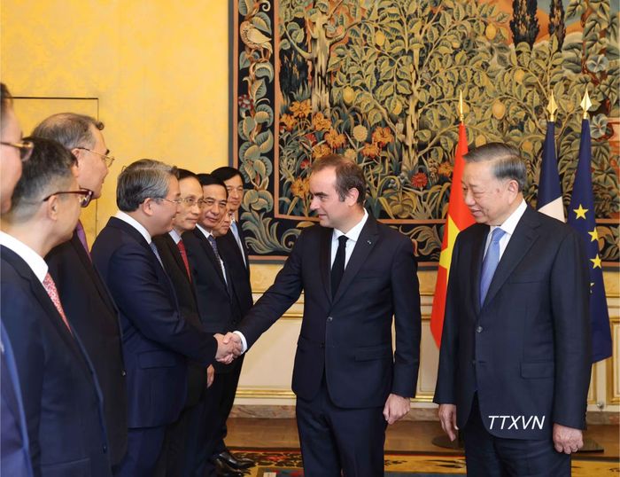 Tổng Bí thư, Chủ tịch nước Tô Lâm giới thiệu thành viên Đoàn cấp cao Việt Nam với Thủ tướng Pháp Sébastien Lecornu.