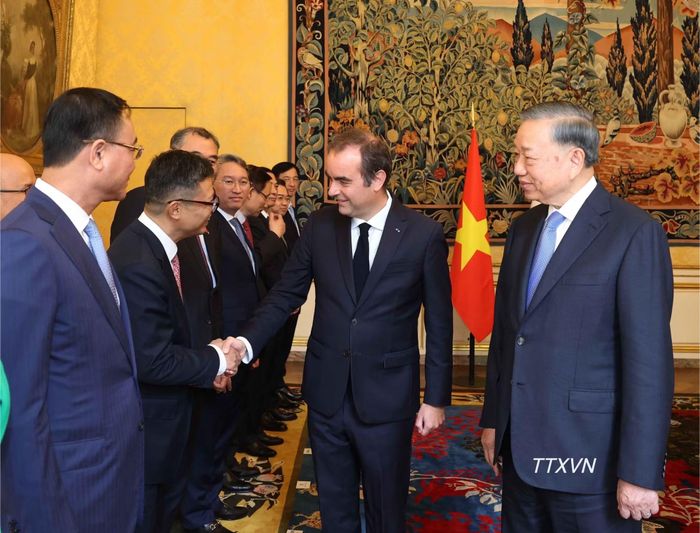 Tổng Bí thư, Chủ tịch nước Tô Lâm giới thiệu thành viên Đoàn cấp cao Việt Nam với Thủ tướng Pháp Sébastien Lecornu.