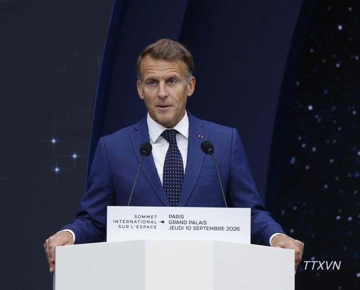 Tổng thống Cộng hòa Pháp Emmanuel Macron phát biểu khai mạc Hội nghị Thượng đỉnh Không gian vũ trụ. (Ảnh: TTXVN)