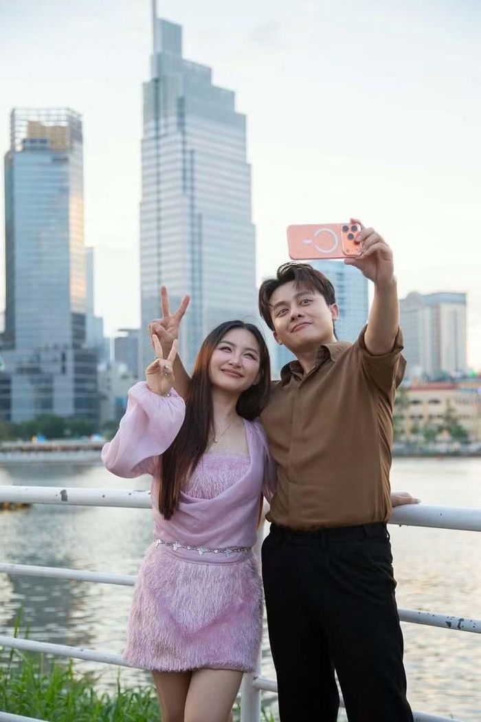 Phần song ca của hai giọng ca trẻ Henry Ngọc Thạch và Khánh Huế mang đến diện mạo trẻ trung, hiện đại cho MV. (Ảnh: Ê-KÍP CUNG CẤP)