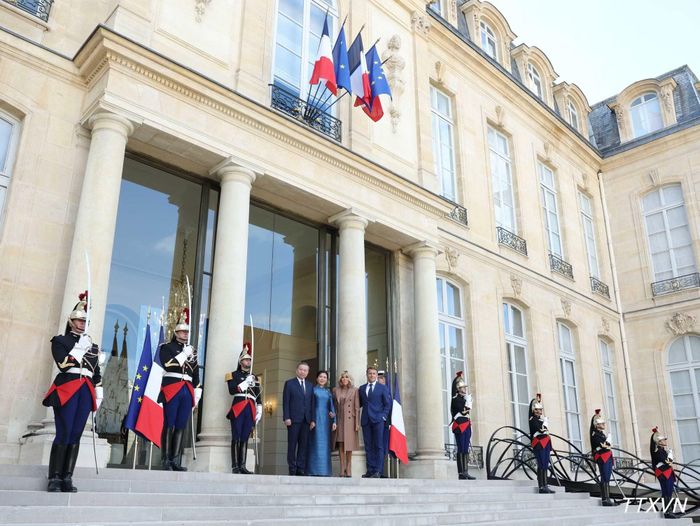 Tổng thống Pháp Emmanuel Macron và Phu nhân đón Tổng Bí thư, Chủ tịch nước Tô Lâm và Phu nhân. (Ảnh: Thống Nhất/TTXVN)