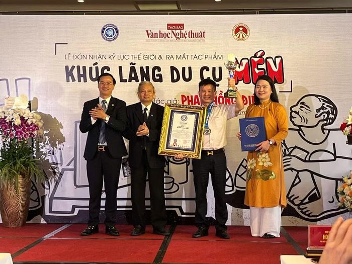 Tác giả Phạm Hồng Điệp đón nhận Kỷ lục Việt Nam và Kỷ lục thế giới với tác phẩm Khúc lãng du Cụ Mén tại Hà Nội ngày 22/4/2026. (Ảnh: QUỐC HẢI)