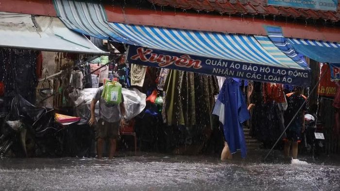  Khu vực chợ Thủ Đức, rốn ngập của thành phố nước rút chậm, người dân di chuyển khó khăn. ﻿(Ảnh: VÕ LÊ) 