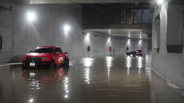 Mưa lớn kéo dài, nước thoát chậm gây ngập và ùn tắc giao thông khu vực hầm chui An Phú. (Ảnh: VÕ LÊ)