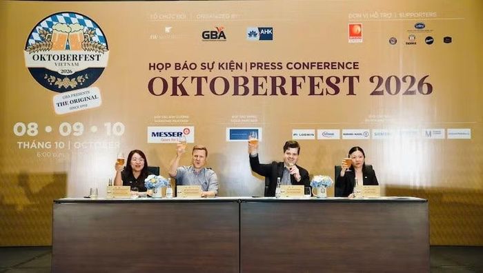 Các thành viên Ban tổ chức nâng ly chào đón hội viên, đối tác, bạn bè và khách tham dự đến với lễ hội.