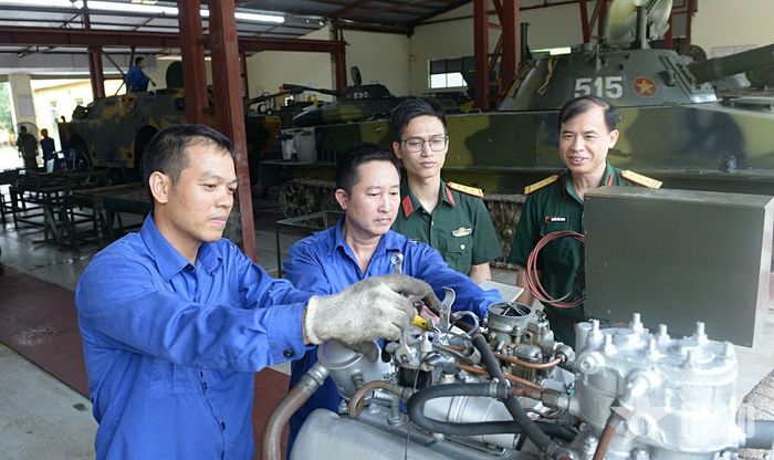 Kiểm tra động cơ xe thiết giáp trên giá thử sau sửa chữa.
