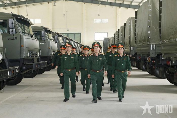 Trung tướng Đỗ Văn Thiện, Chính ủy Tổng cục Hậu cần-Kỹ thuật kiểm tra Kho J106. Ảnh: TRẦN THÔNG