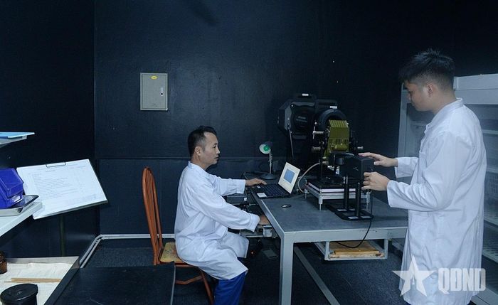 Nhân viên Xưởng X1, Cục Kỹ thuật quân, binh chủng kiểm tra khí tài hồng ngoại lắp trên xe tăng thiết giáp. 