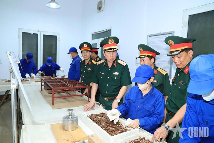 Trung tướng Đỗ Văn Thiện, Chính ủy Tổng cục Hậu cần-Kỹ thuật kiểm tra công tác bảo quản vũ khí, đạn dược tại Kho K866, Cục Quân khí. 