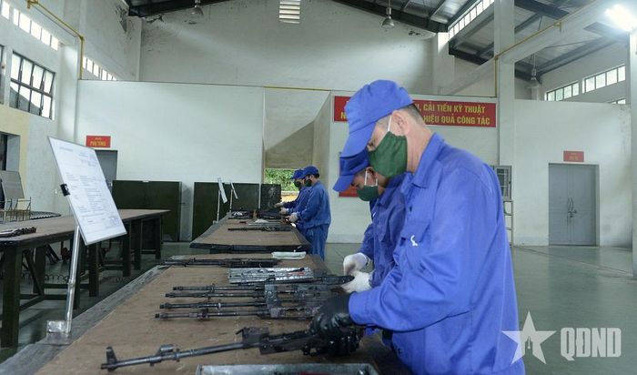 Nhân viên Kho K680 (Cục Quân khí) bảo dưỡng súng tiểu liên AK.  