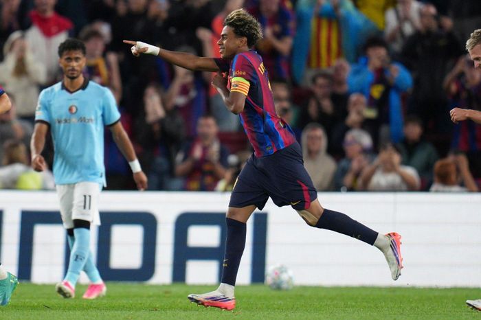 Lamine Yamal ăn mừng bàn thắng vào lưới Feyenoord trong chiến thắng 5-1 của Barcelona. Ảnh: AP