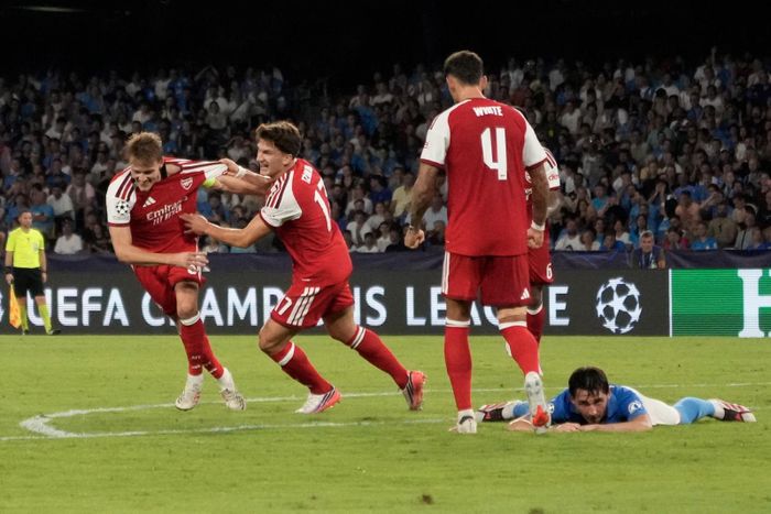 Các cầu thủ Arsenal (áo đỏ) ăn mừng chiến thắng 1-0 trên sân của Napoli. Ảnh: AP