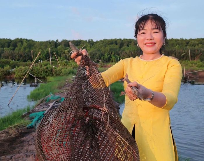  Chị trực tiếp tham gia trải nghiệm hoạt động đánh bắt cùng người dân. Ảnh: Nhân vật cung cấp  